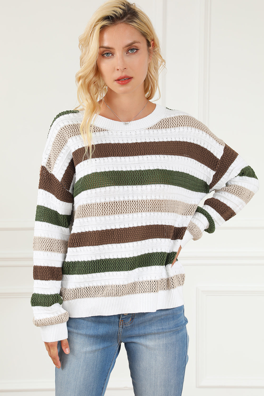 Gestreifter gehäkelter strickpullover mit lochmuster