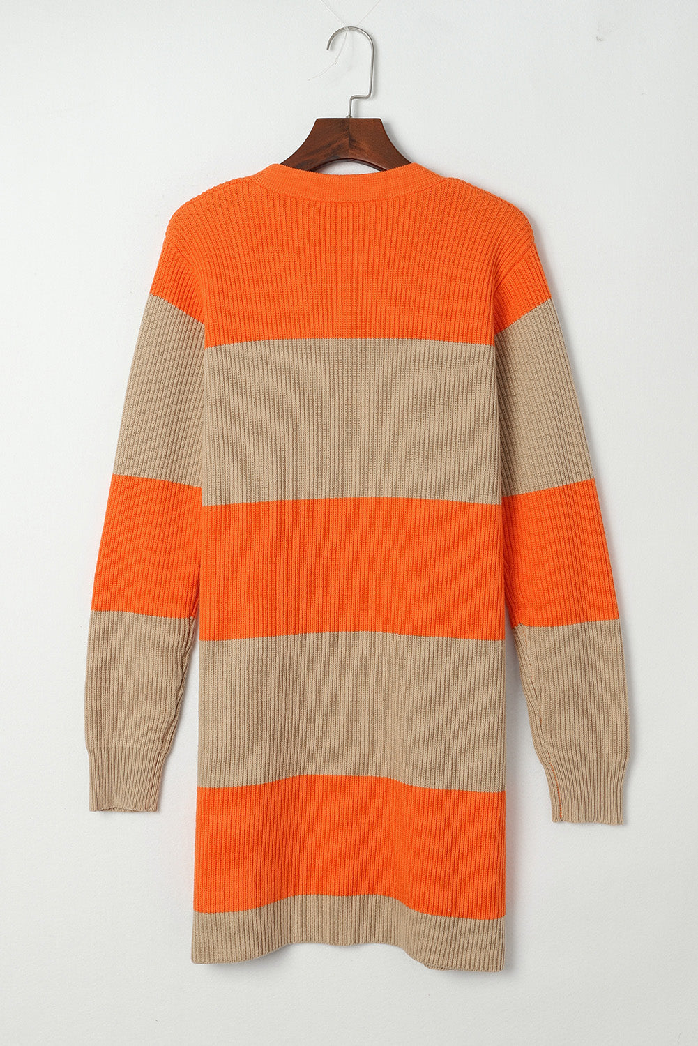 Orangefarbene colorblock-strickjacke mit rippstrick