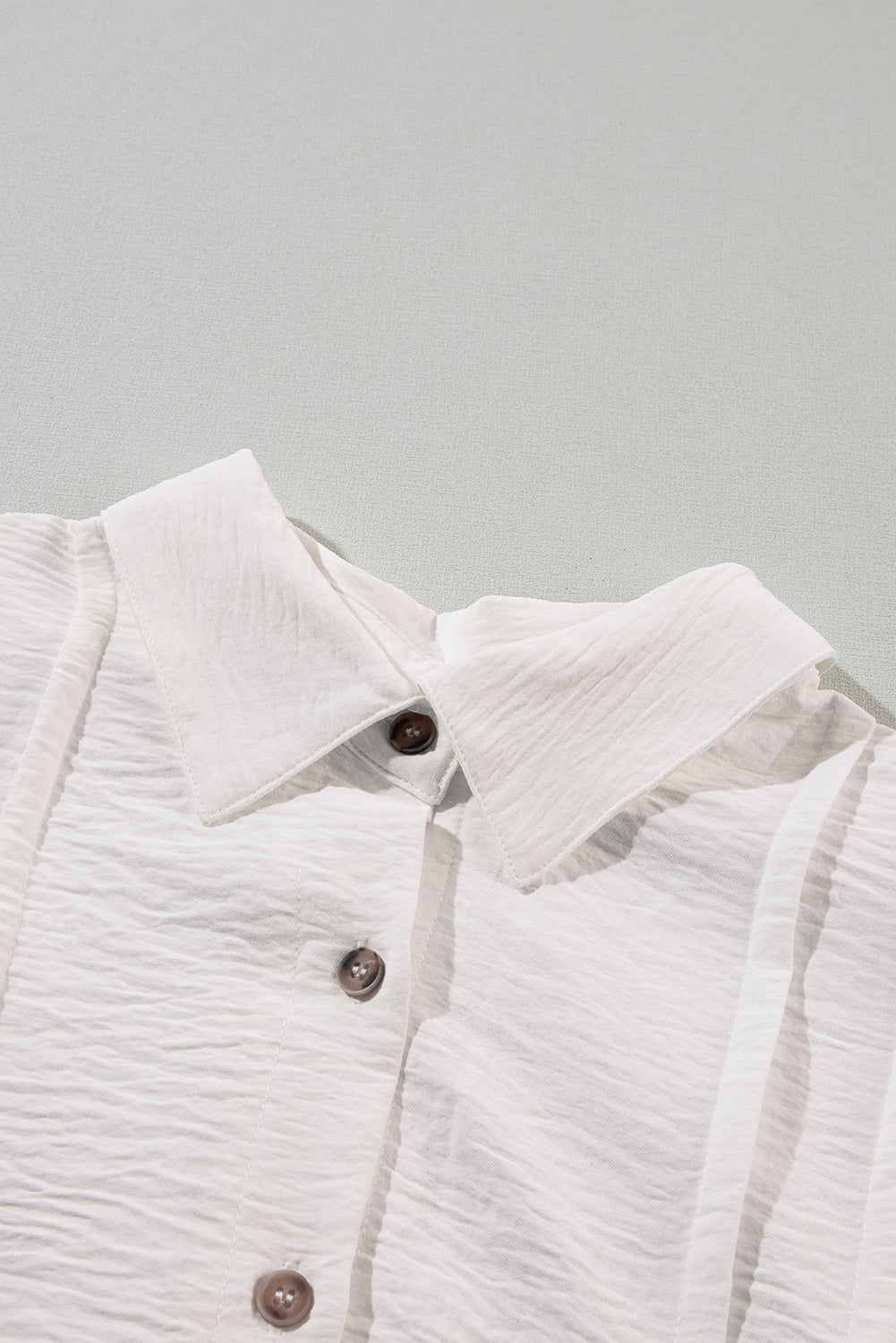 Witte mini -jurk met half puff mouwen en shirt met knoop