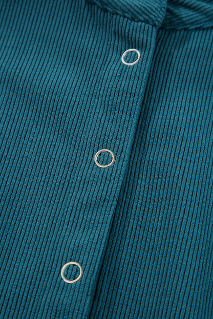 Blaues cord-knopf-kleid mit empire-taille und armband-ärmeln