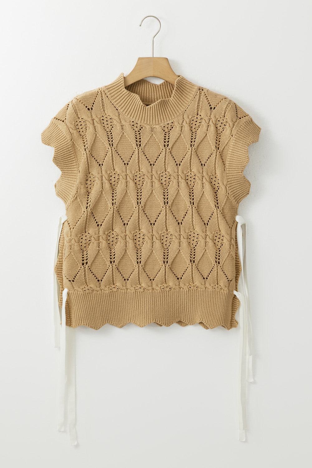 Pullover mit hohem halsausschnitt aus hohlem strick in hellem french beige mit wellenbesatz