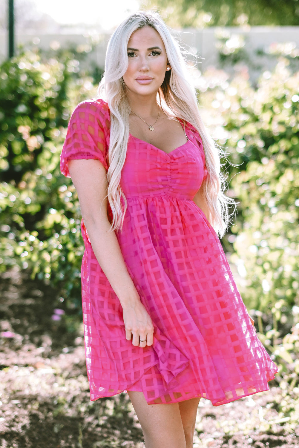 Erdbeerrosa kariertes babydoll-kleid mit puffärmeln