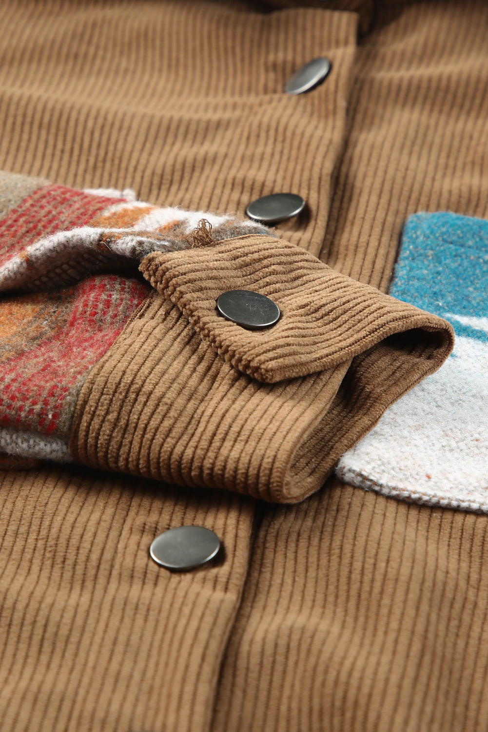 Khakifarbene cordjacke mit aztekenmuster