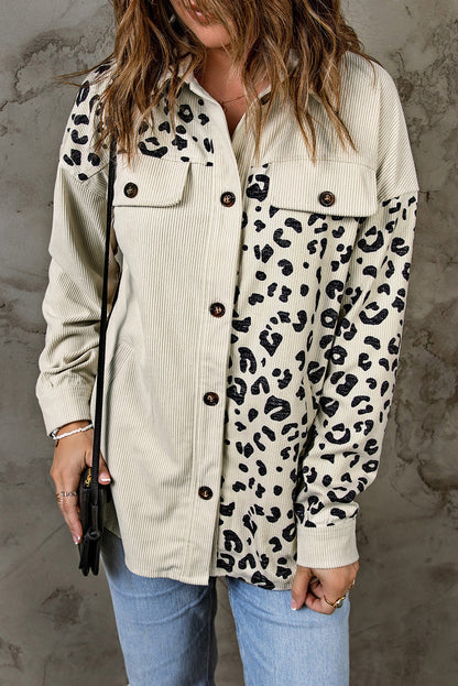 Aprikosenfarbene leopardendruck detail getaschte kordjacke