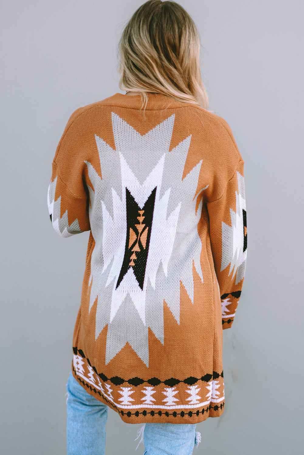 Azteken-grafik-strickjacke mit offener vorderseite und goldener flamme