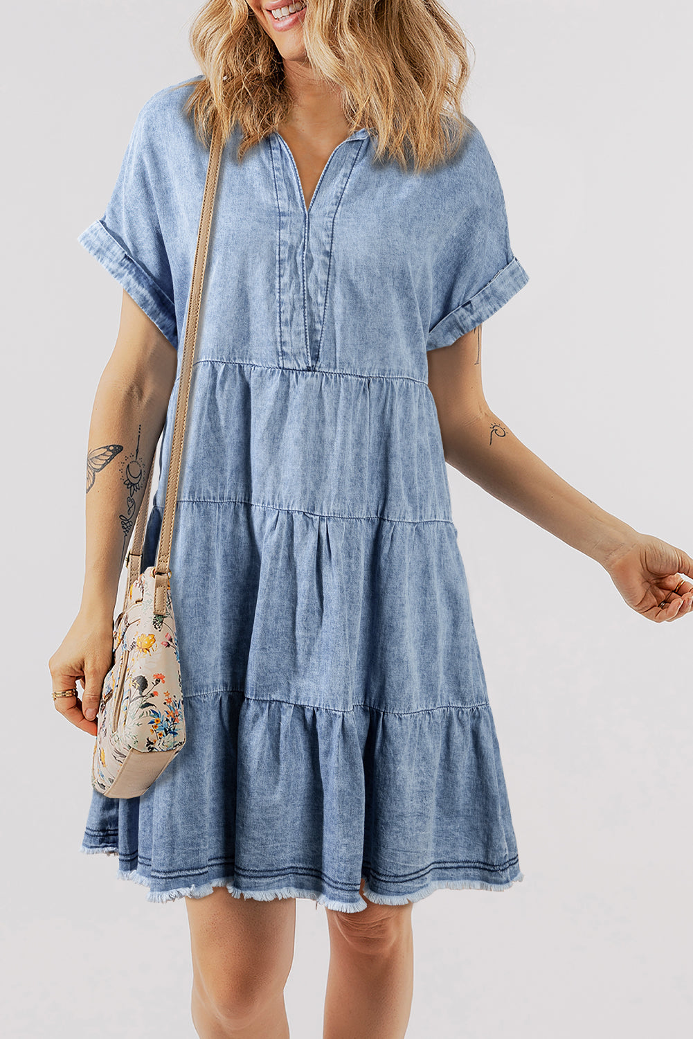 Beau blue acid wash v-ausschnitt gestuftes denim-kleid