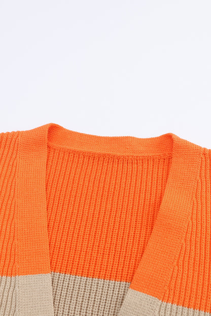 Orangefarbene colorblock-strickjacke mit rippstrick