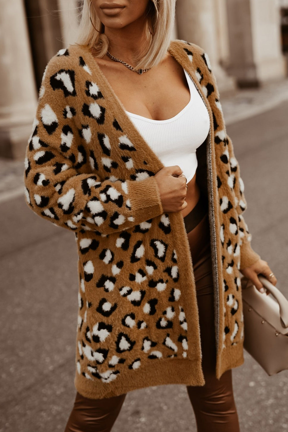 Brauner pelz-cardigan mit leopardenmuster