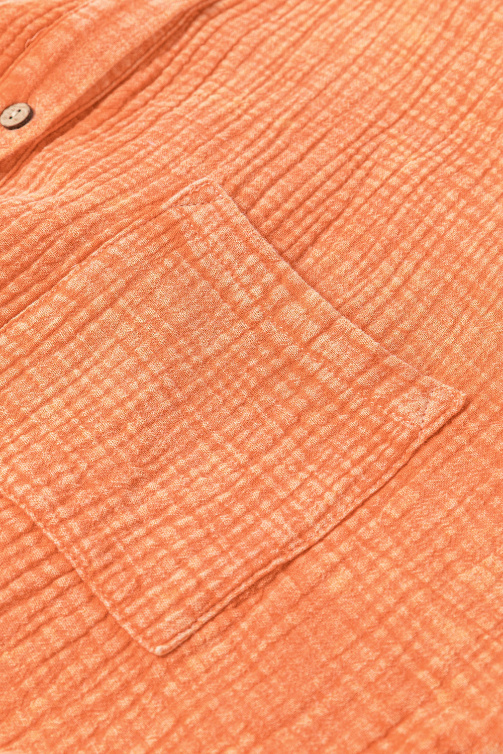 Orangefarbenes zerknittertes hemdkleid mit zwei brusttaschen in übergröße