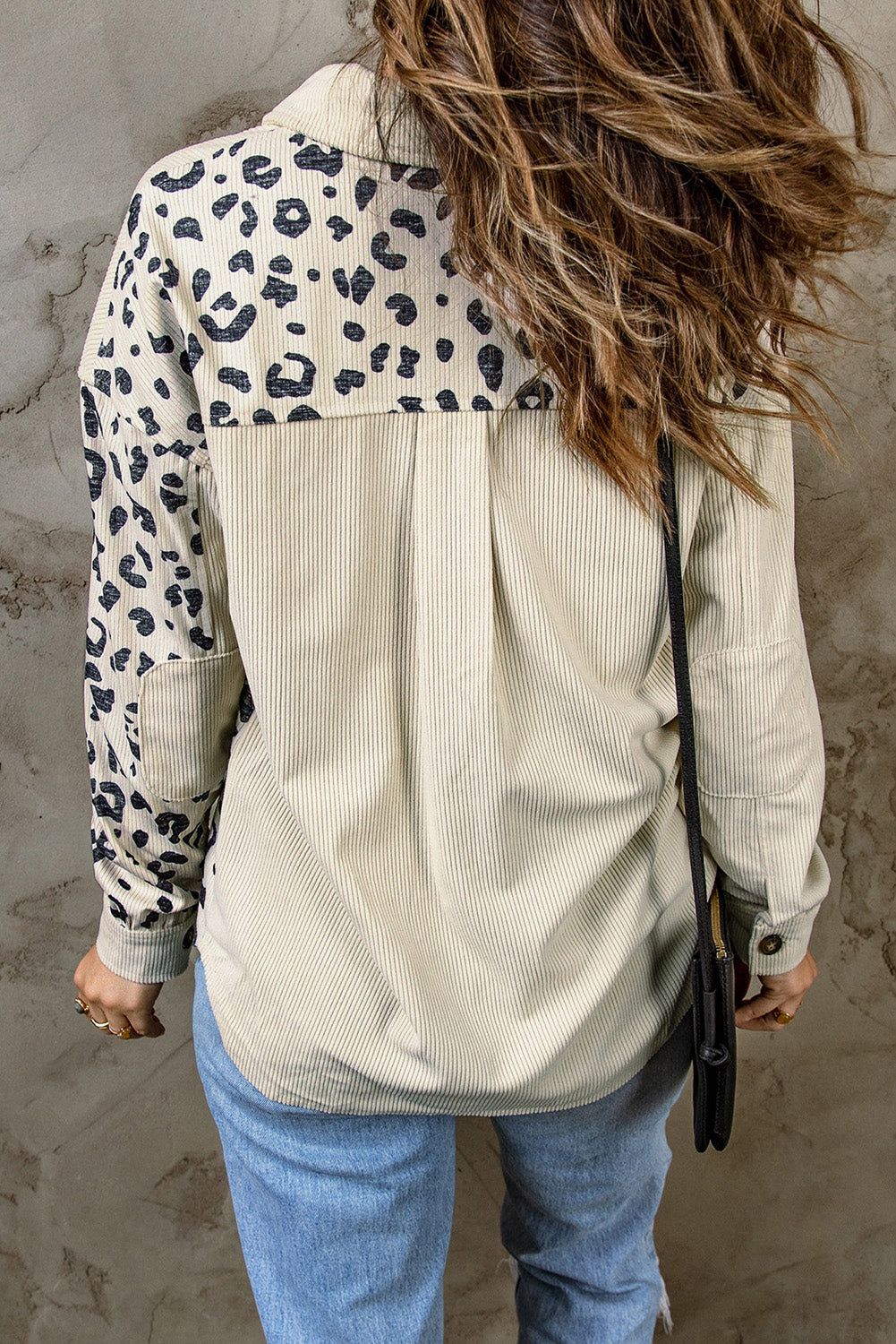 Aprikosenfarbene leopardendruck detail getaschte kordjacke