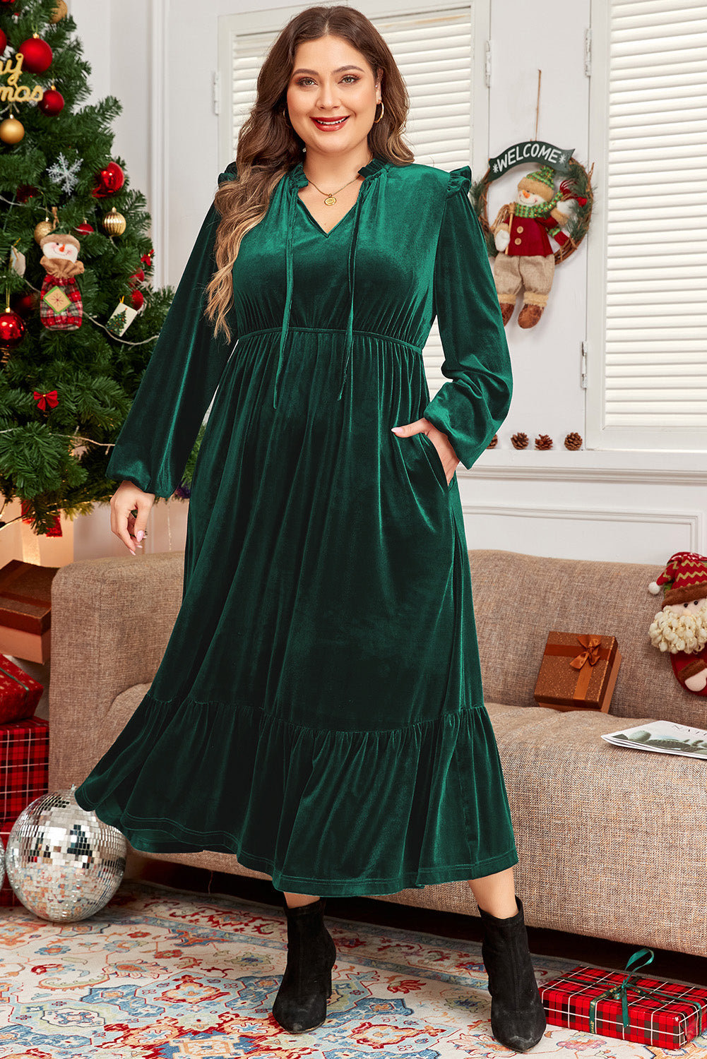 Schwarzgrünes samtkleid mit gerafftem halsausschnitt und hoher taille plus size midikleid