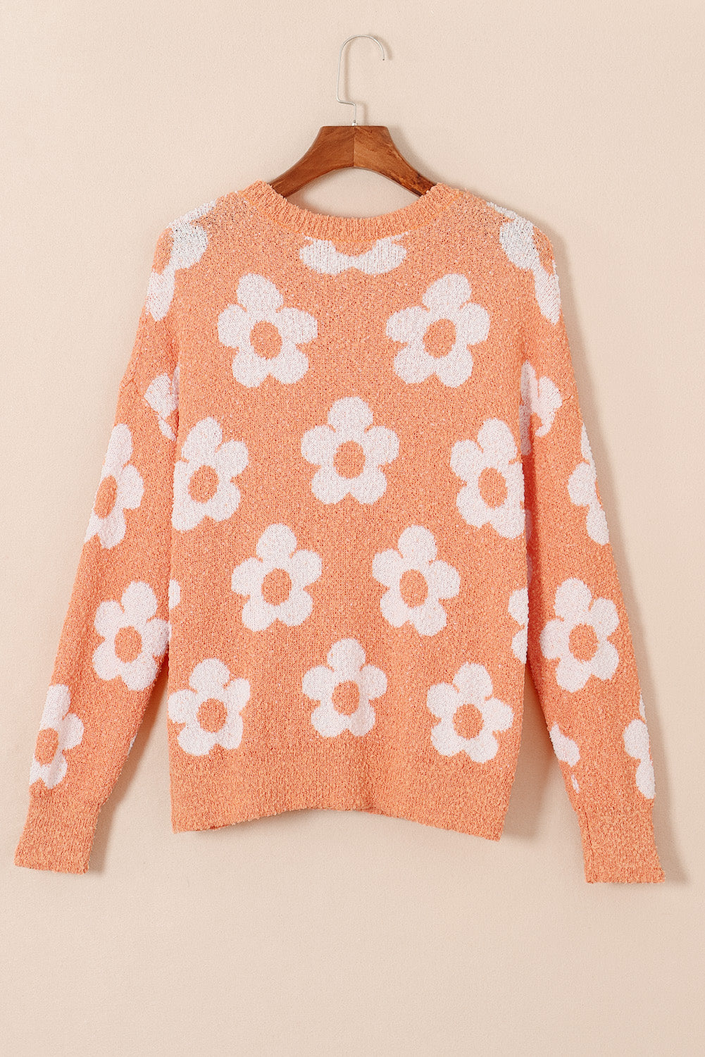 Grapefruit orange fuzzy floral gestrickter pullover mit hängenden schultern