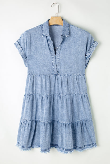 Beau blue acid wash v-ausschnitt gestuftes denim-kleid