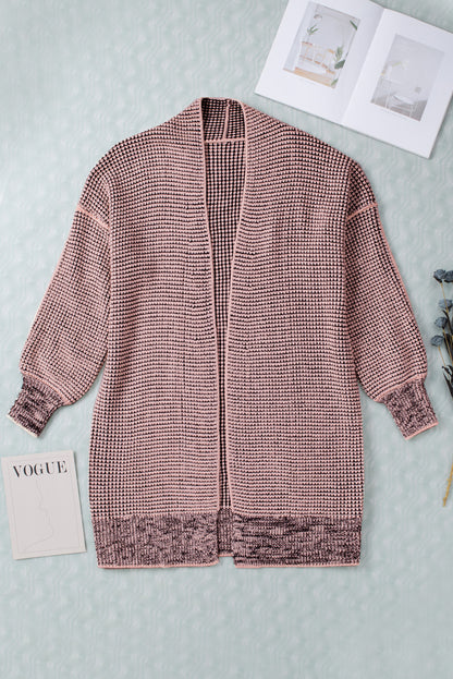 Rosa karierter strickcardigan mit offener vorderseite