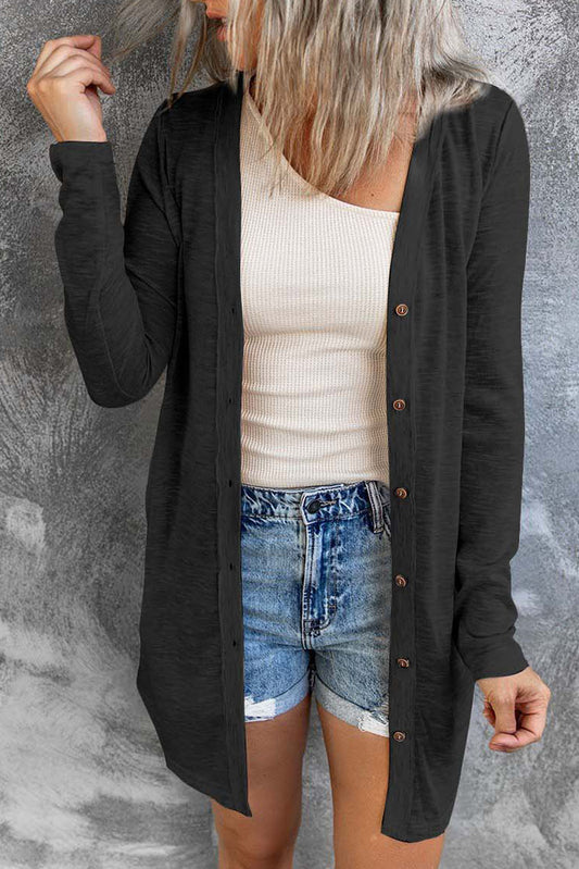 Schwarze einfarbige strickjacke mit offener knopfleiste