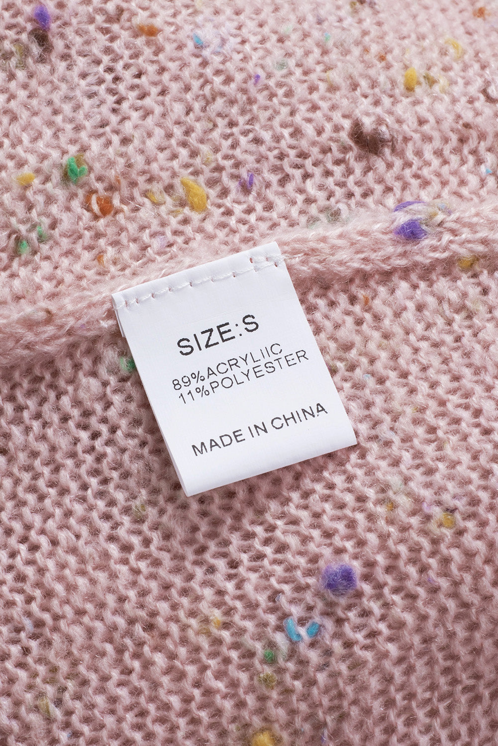 Rosa pullover mit pilling-detail und gemusterten ärmeln