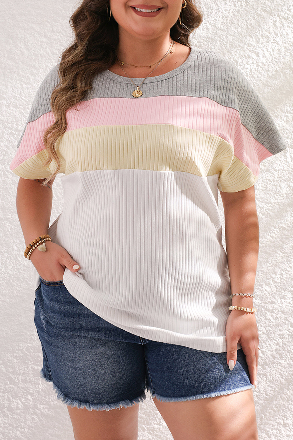 Weißes colorblock-patchwork-shirt mit gerippten batwing-ärmeln plus-t-shirt