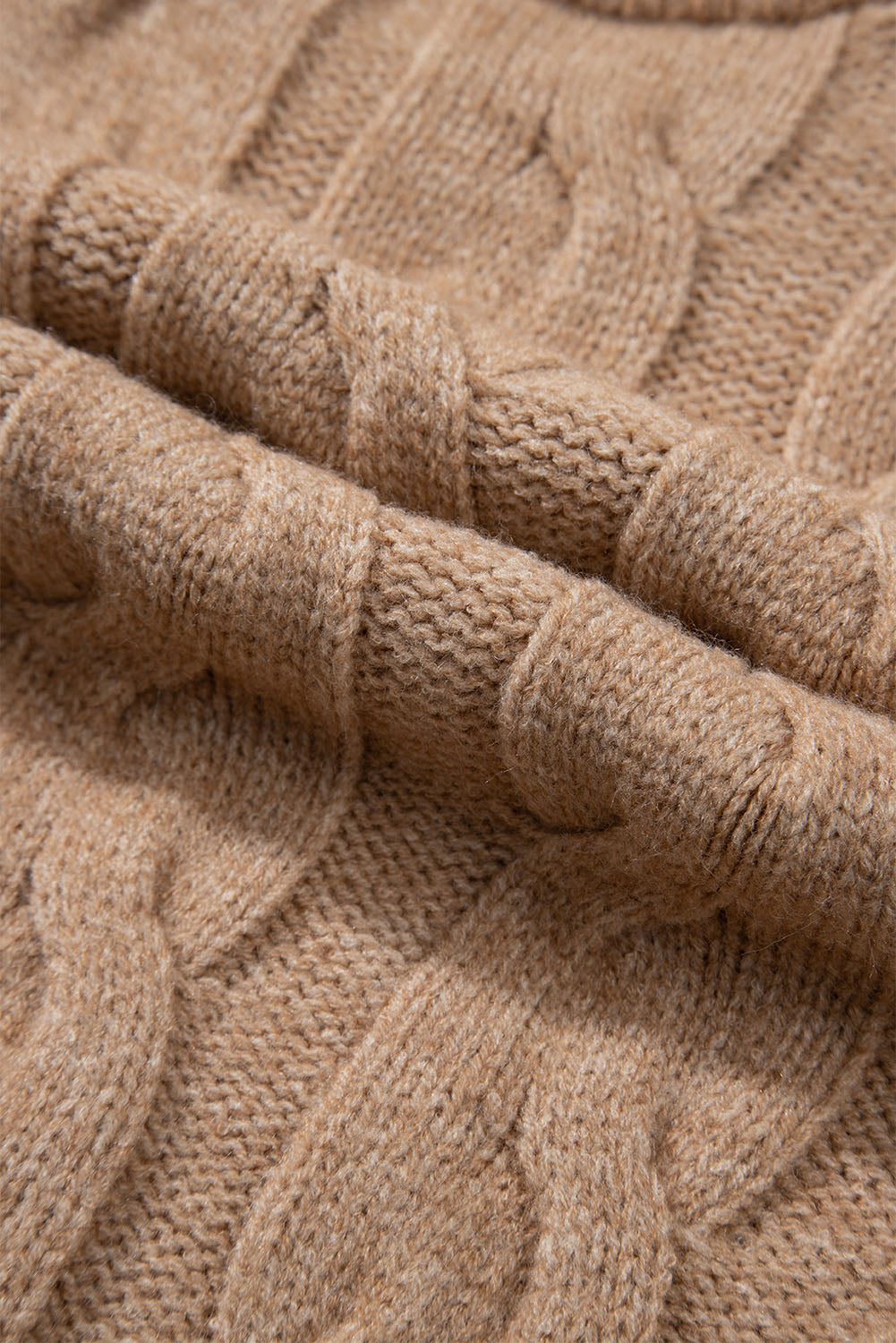 Light french beige zopfstrickpullover mit langen ärmeln