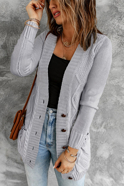 Graue strickjacke mit fronttasche und knopfverschluss