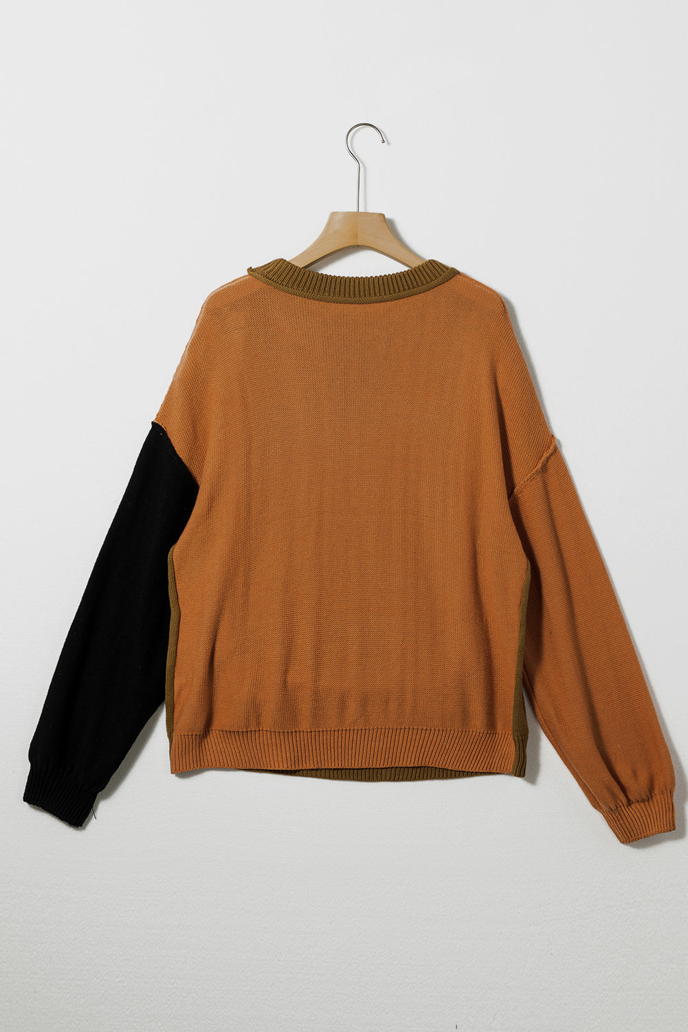 Dschungelgrüner colorblock-pullover mit gerippten ärmeln und ziernähten