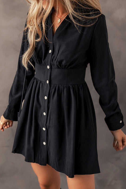 Schwarzes langärmeliges shirt-minikleid mit elastischer taille und hohem bund