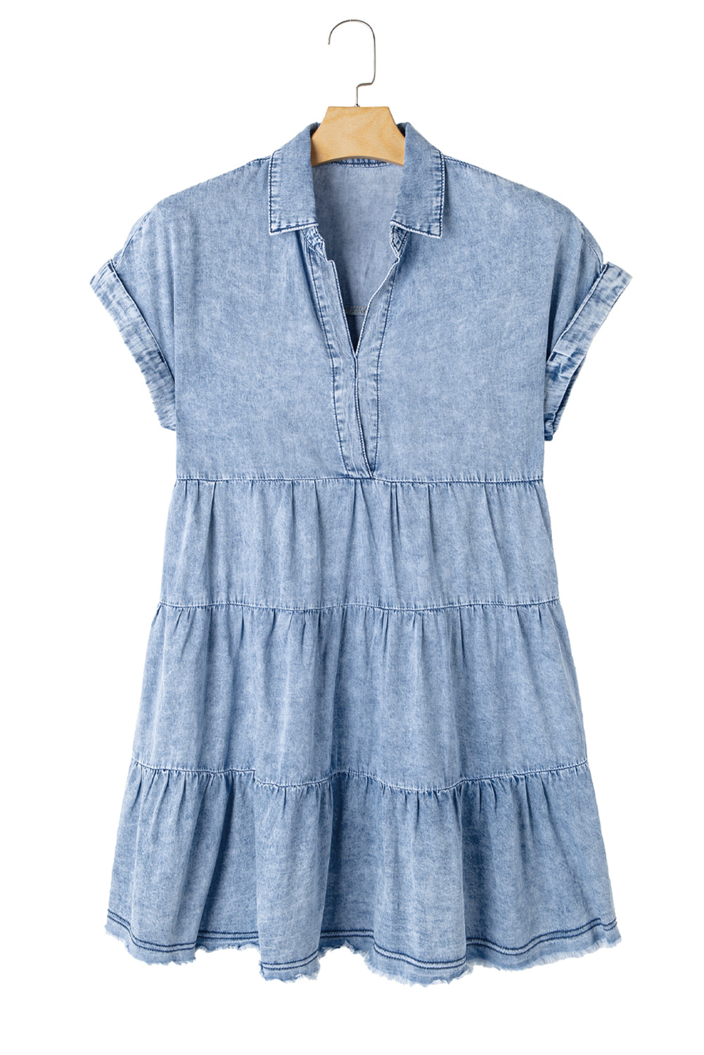 Beau blue acid wash v-ausschnitt gestuftes denim-kleid