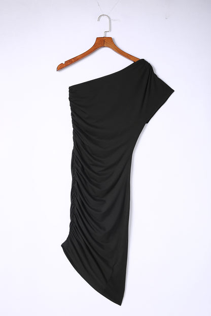 Schwarzes ein-schulter-kurzarm-bodycon-kleid mit rüschen