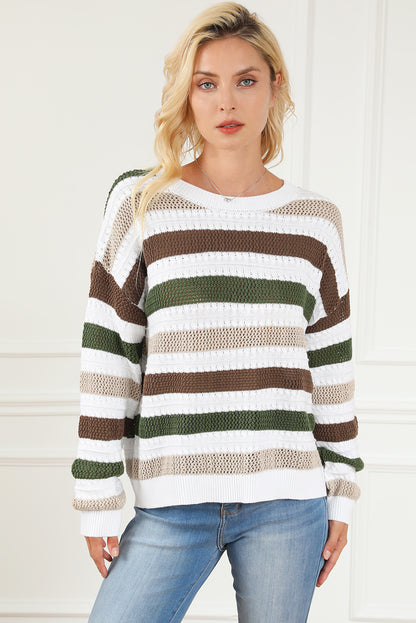 Gestreifter gehäkelter strickpullover mit lochmuster