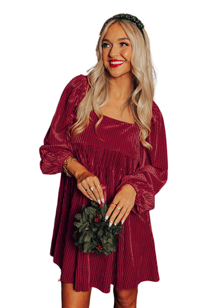 Rotes babydoll-kleid mit quadratischem halsausschnitt aus samt