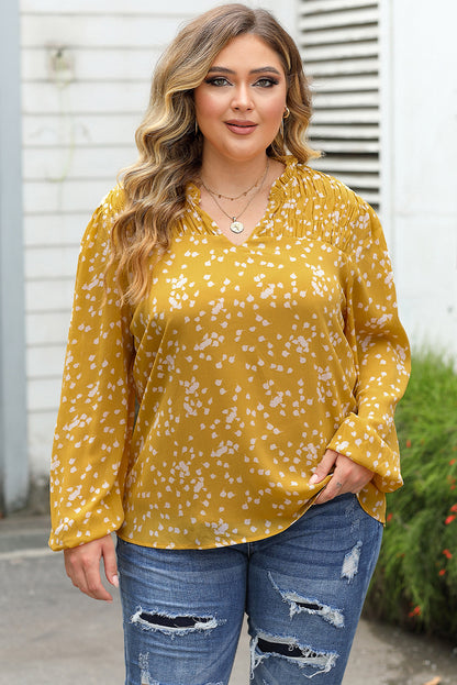 Gelbe plus size bluse mit gerafftem ausschnitt und blumendruck