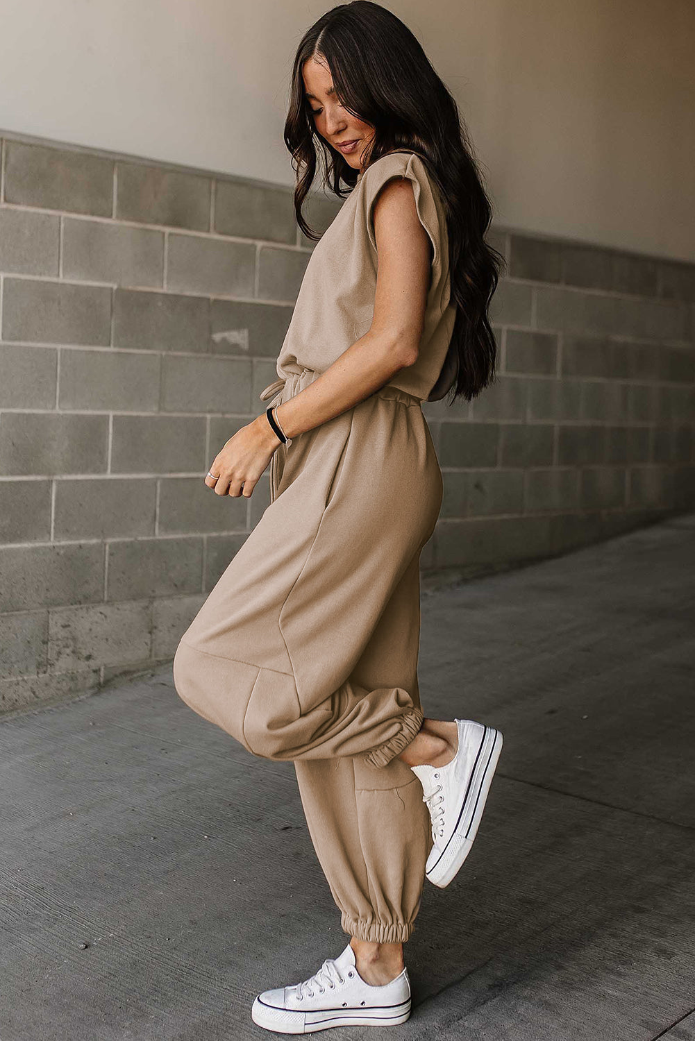 Lichte Franse beige cap mouw open rug trekstring jogger jumpsuit