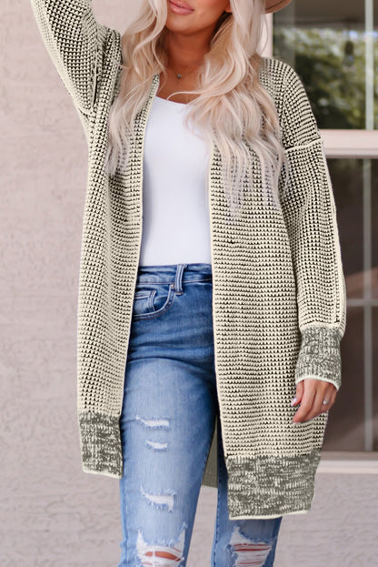 Aprikosenfarbener karierter strickcardigan mit offener vorderseite