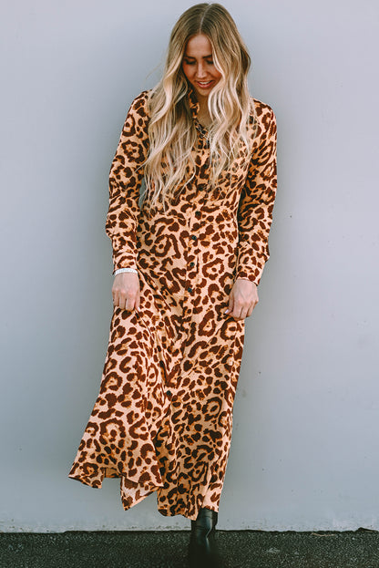 Langärmeliges maxikleid mit leopardenknöpfen