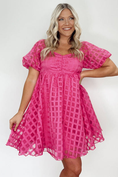 Erdbeerrosa kariertes babydoll-kleid mit puffärmeln