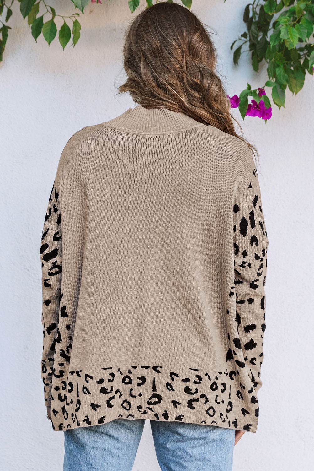 Khaki leopard pullover mit hohem halsausschnitt und seitenschlitz in übergröße