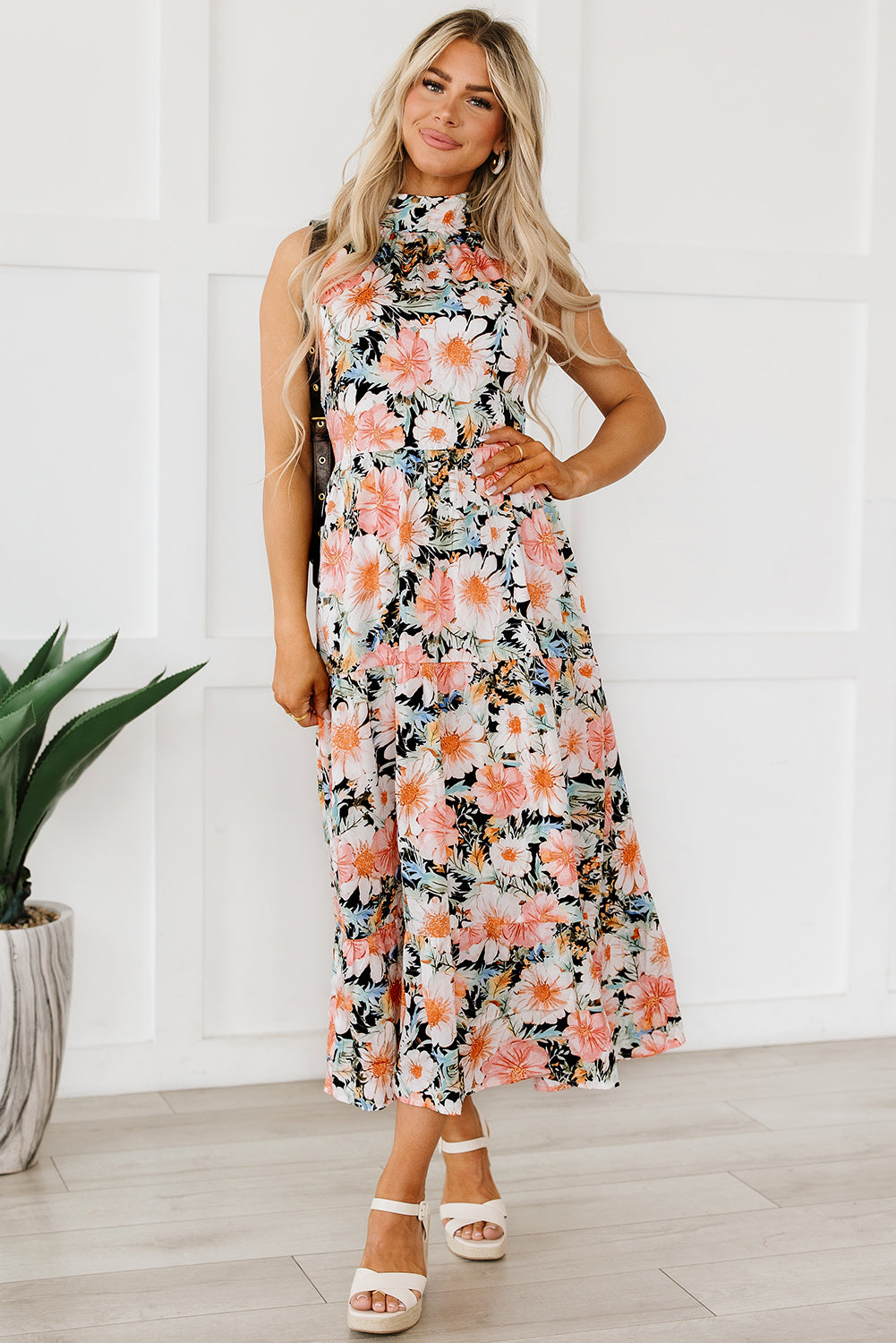 Schwarzes boho-maxikleid mit geknotetem halter und rüschen