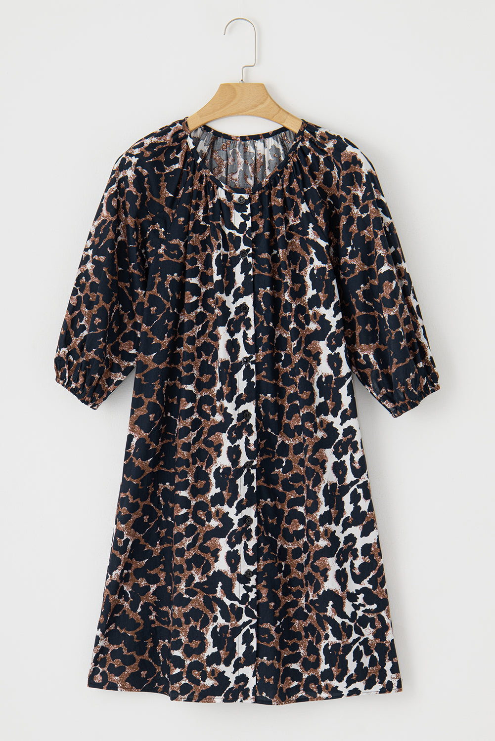 Schwarzes leopard hemdkleid mit puffärmeln und knopfleiste