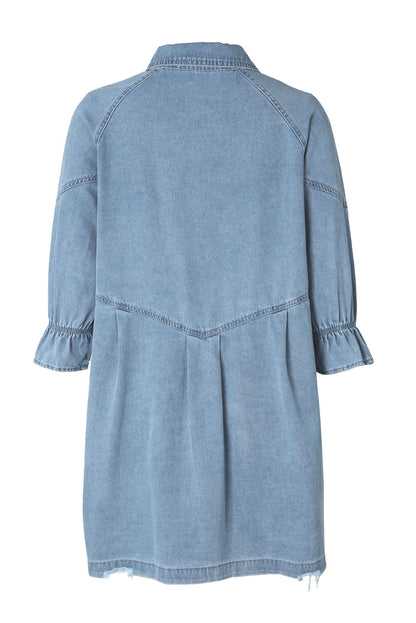 Himmelblaues langärmeliges denim-minikleid mit knöpfen