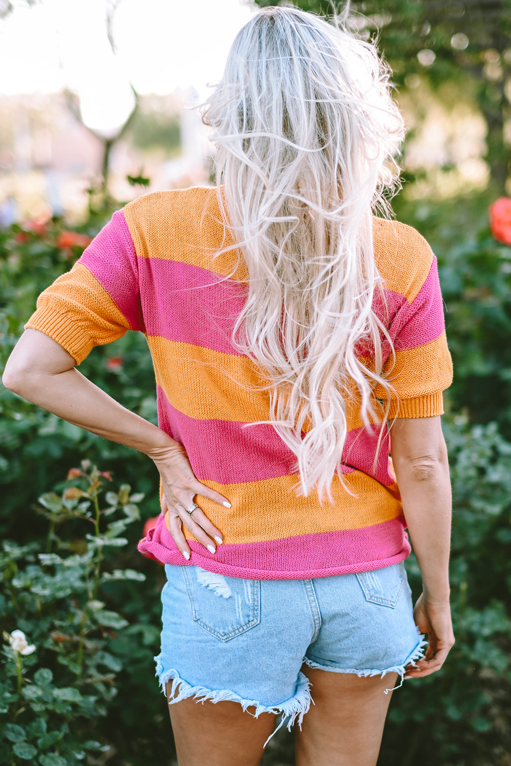 Orangefarbener streifen-t-shirt-pullover mit gestricktem block