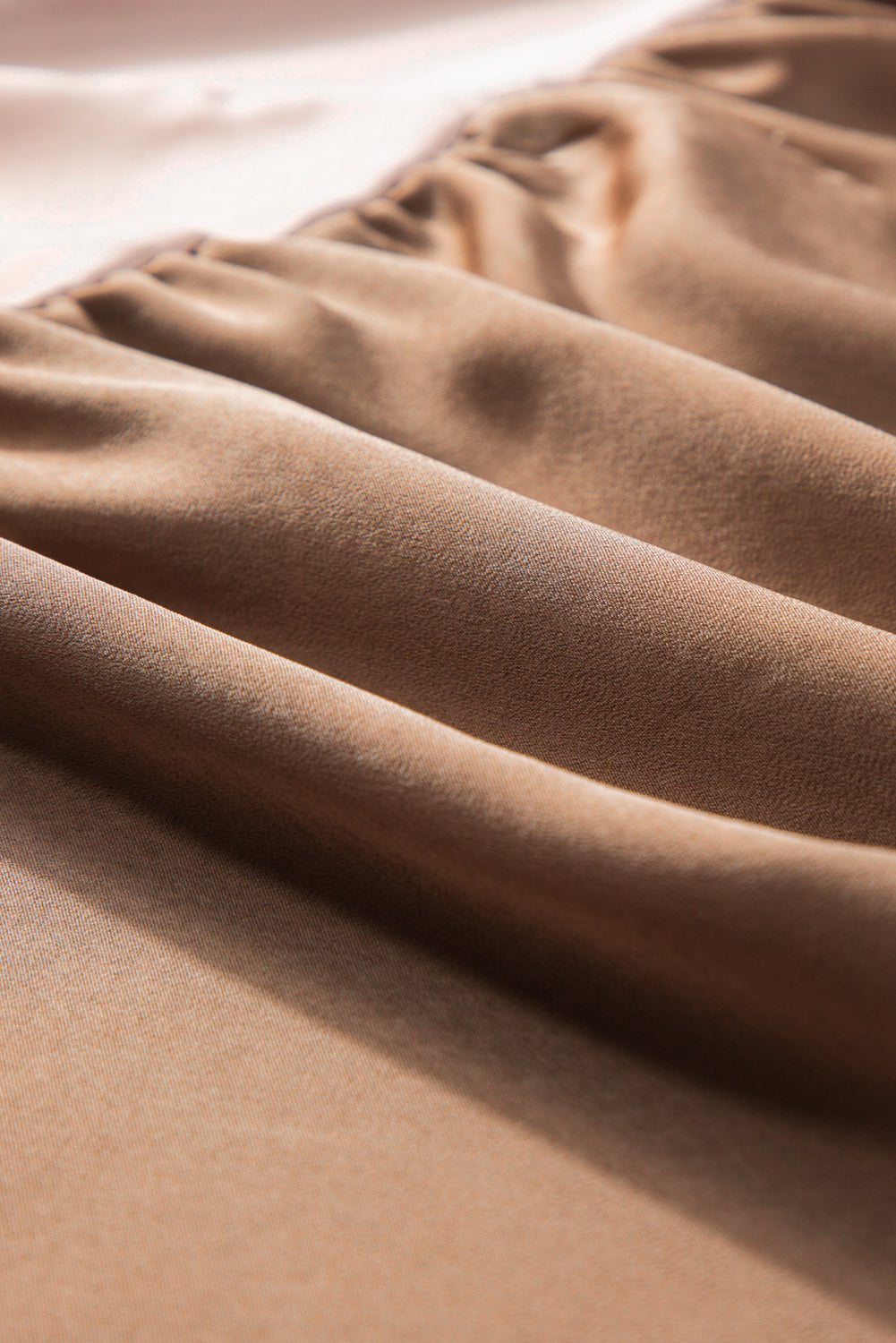 Helles französisches beige dreifarbiges kleid mit v-ausschnitt und gefalteten manschetten