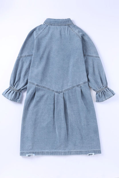 Himmelblaues langärmeliges denim-minikleid mit knöpfen