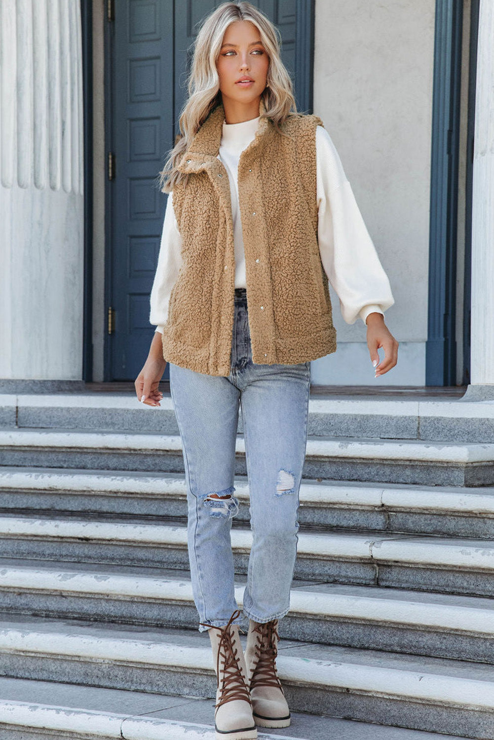 Khakifarbene sherpa-westenjacke mit druckknopfleiste