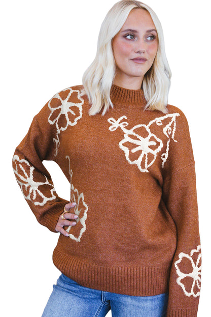 Kastanienfarbener pullover mit blumenmuster und rippstrickmuster