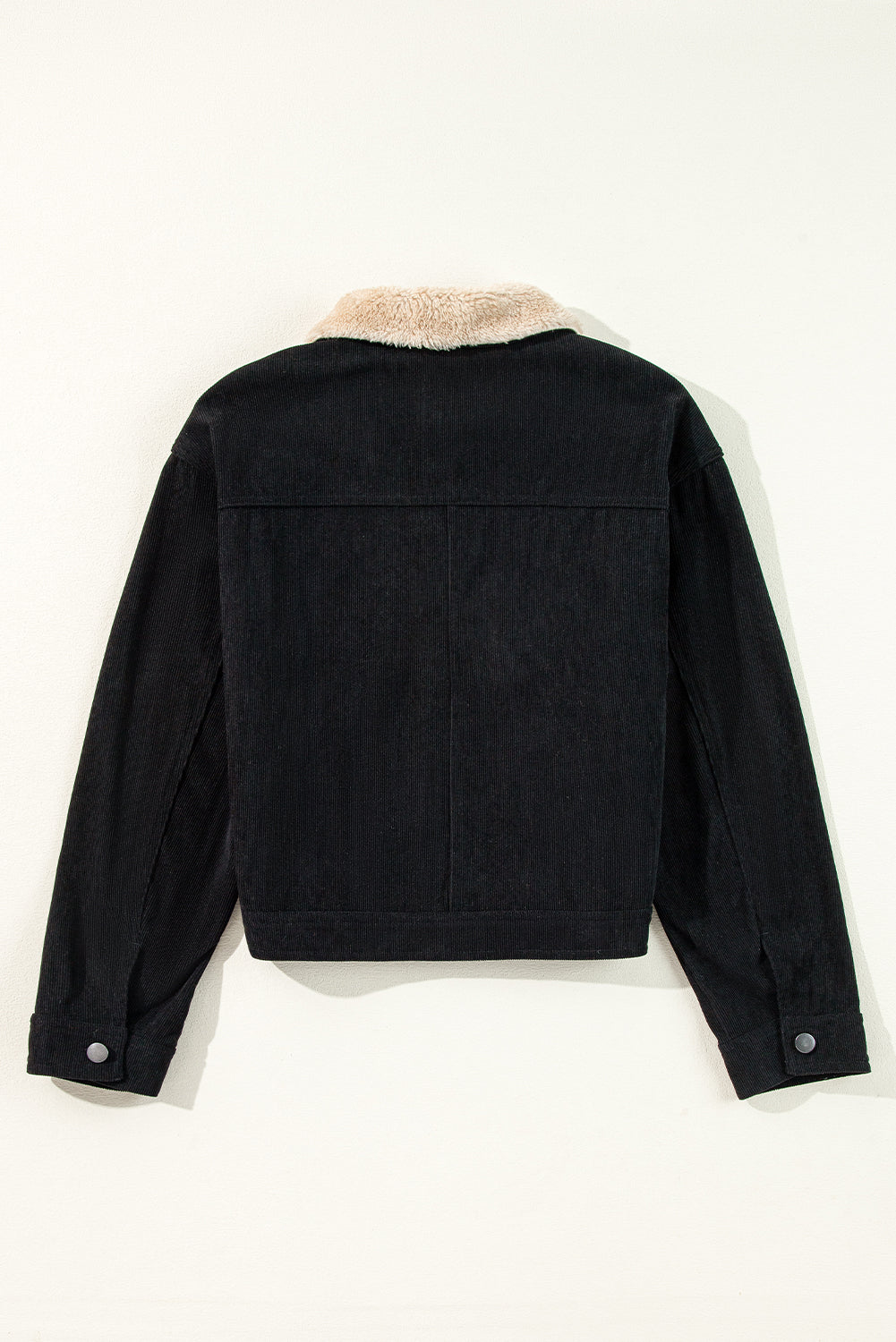 Schwarze fleece-gefütterte cord-crop-jacke mit knopfleiste