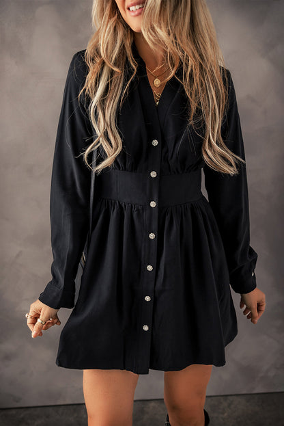 Schwarzes langärmeliges shirt-minikleid mit elastischer taille und hohem bund