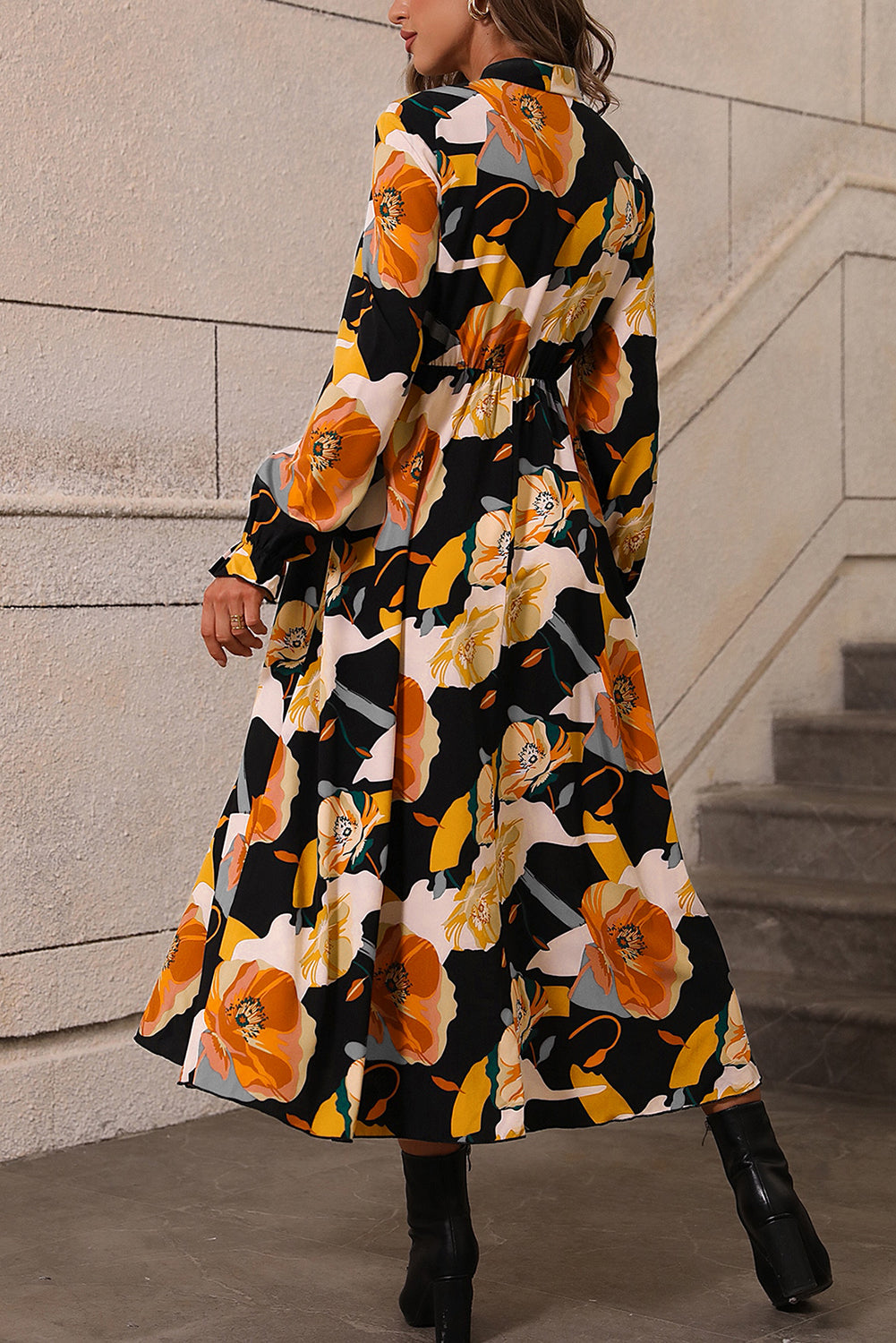 Langärmeliges kleid mit krawattenausschnitt und blumenmuster in orange