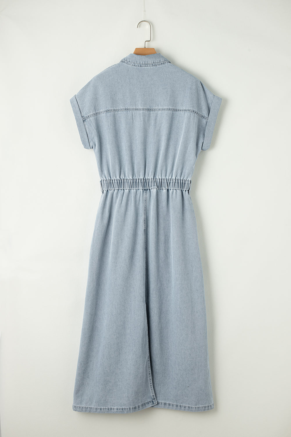 Beau blau kurzes fledermausärmel-denimkleid mit schlitz