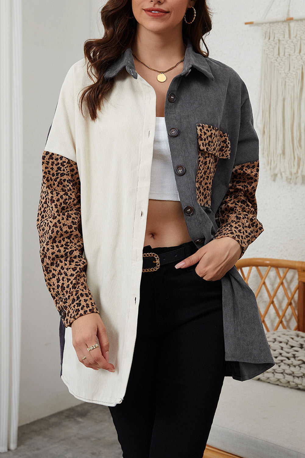 Graue cordjacke mit leopardenmuster und farbblock