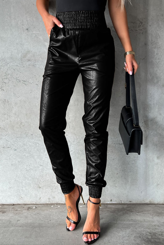 Schwarze gesmokte leder-skinny-hose mit hoher taille