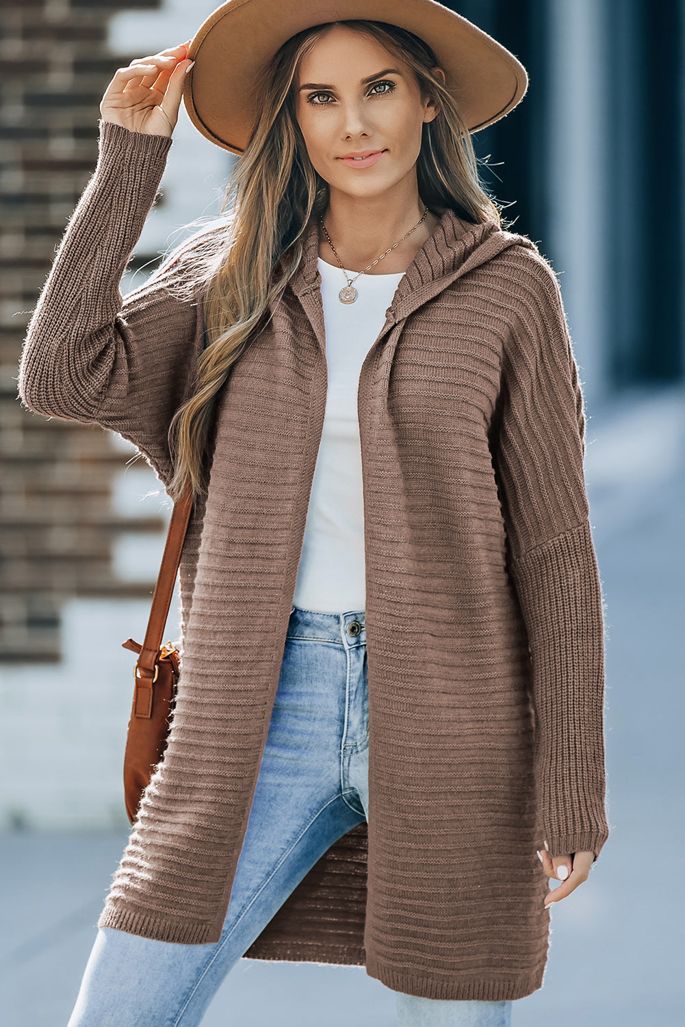 Brauner horizontaler rippenstrick cardigan mit offener kapuze